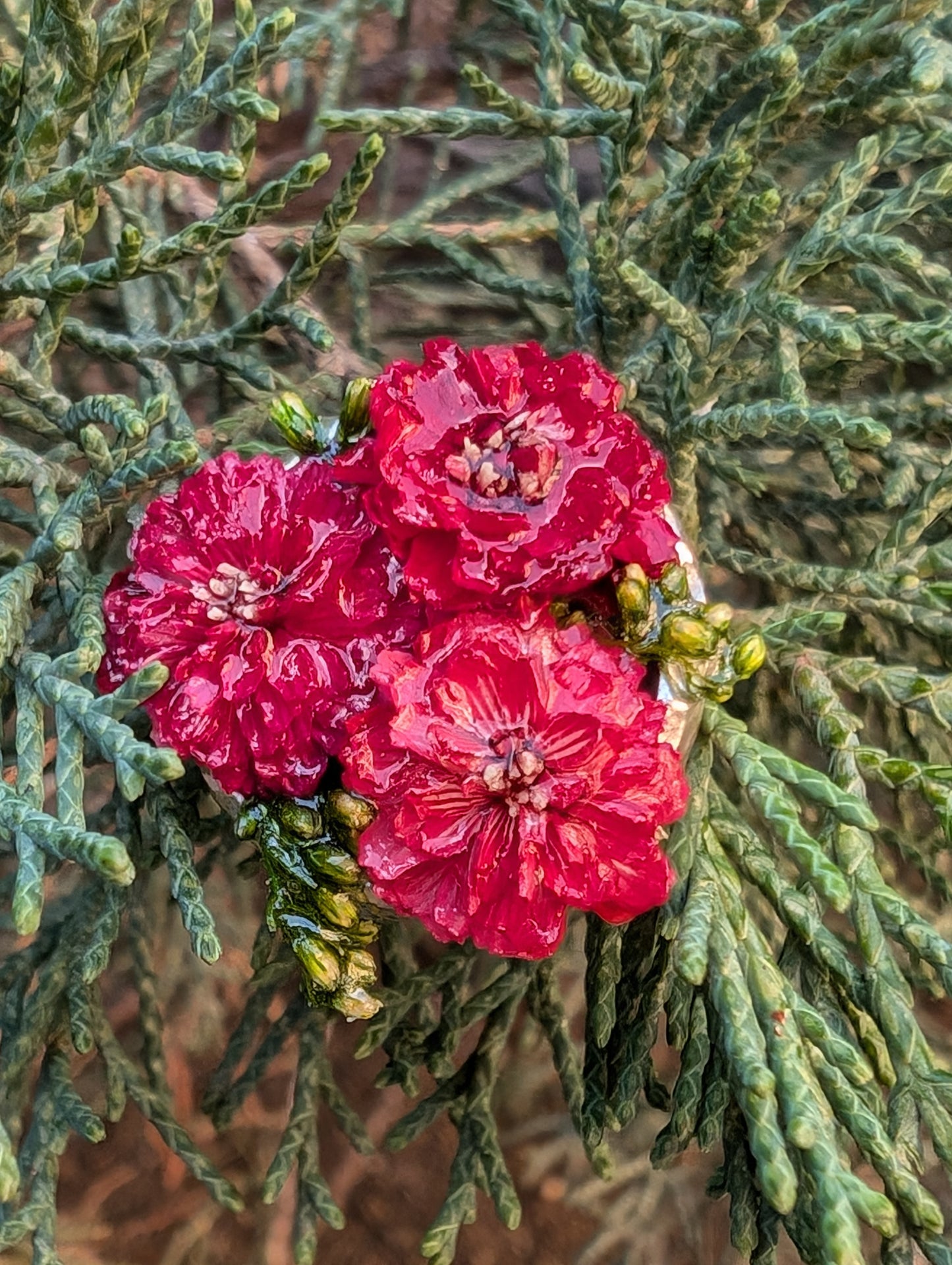Ohrringe „Blütenkelch“ – Blumen in Rosa und Licht eingefasst