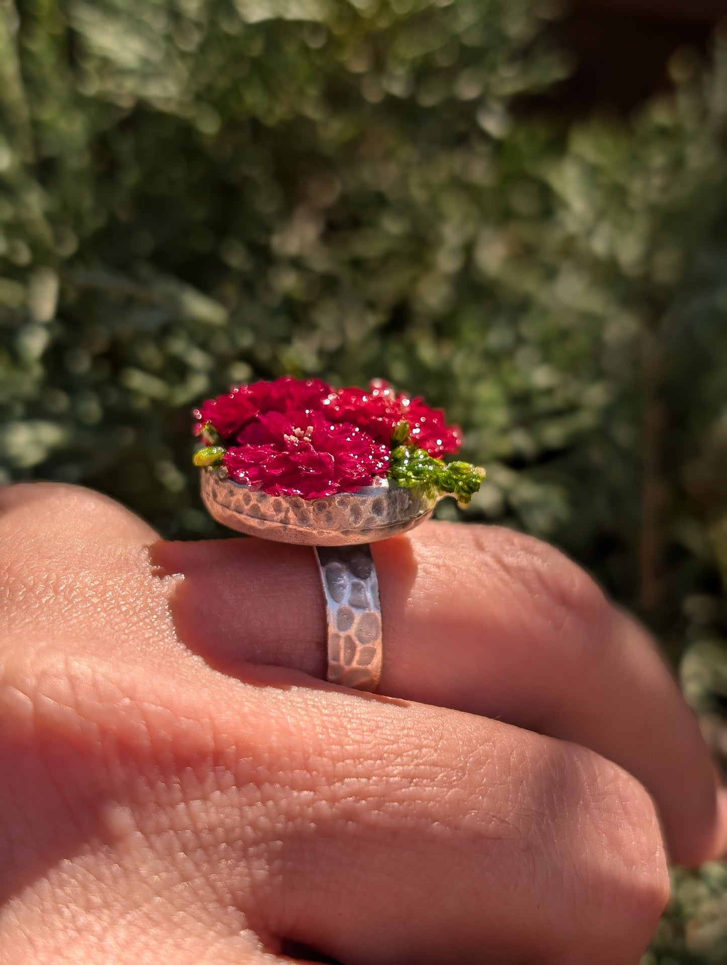 Ohrringe „Blütenkelch“ – Blumen in Rosa und Licht eingefasst