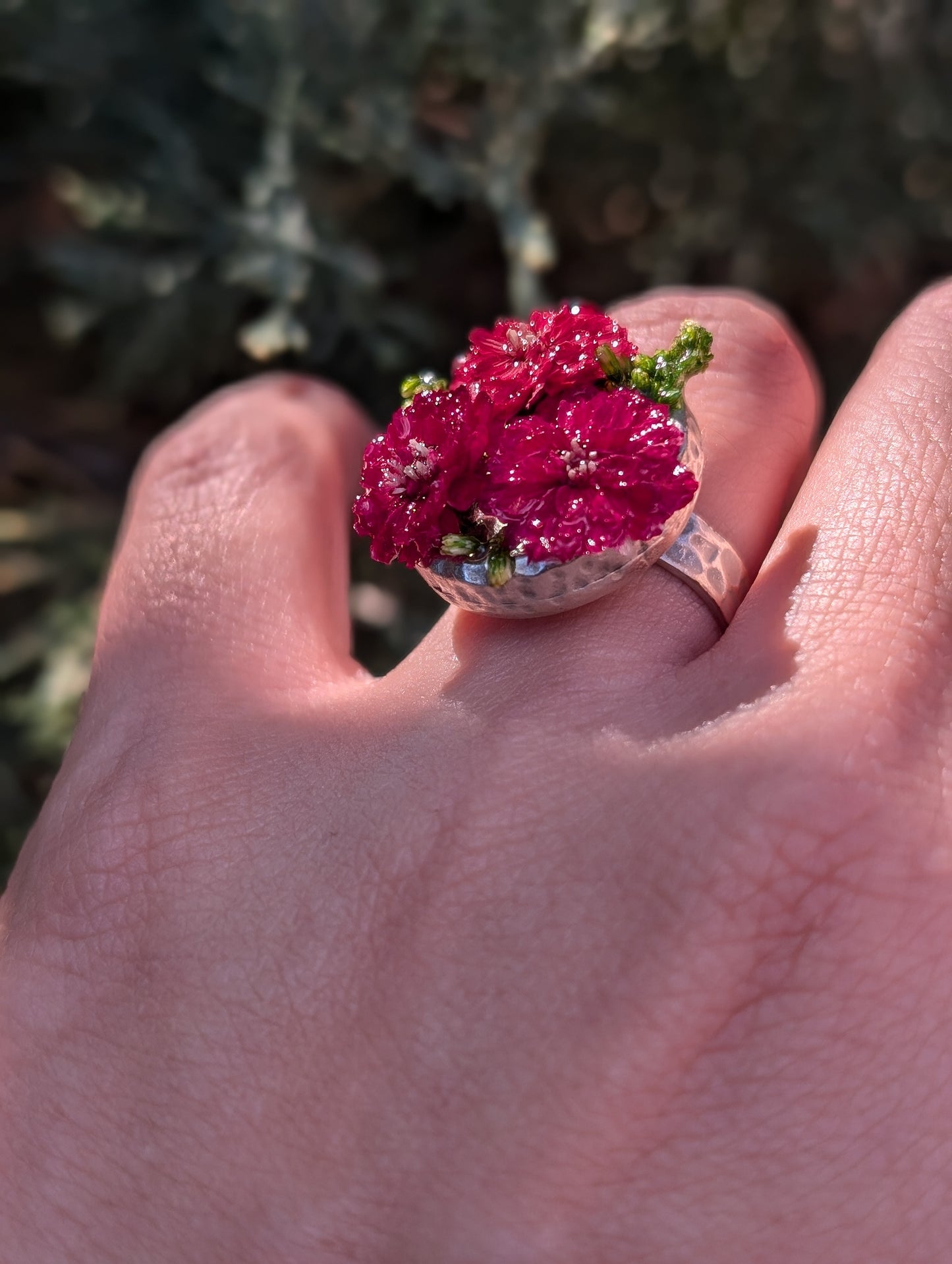 Ohrringe „Blütenkelch“ – Blumen in Rosa und Licht eingefasst