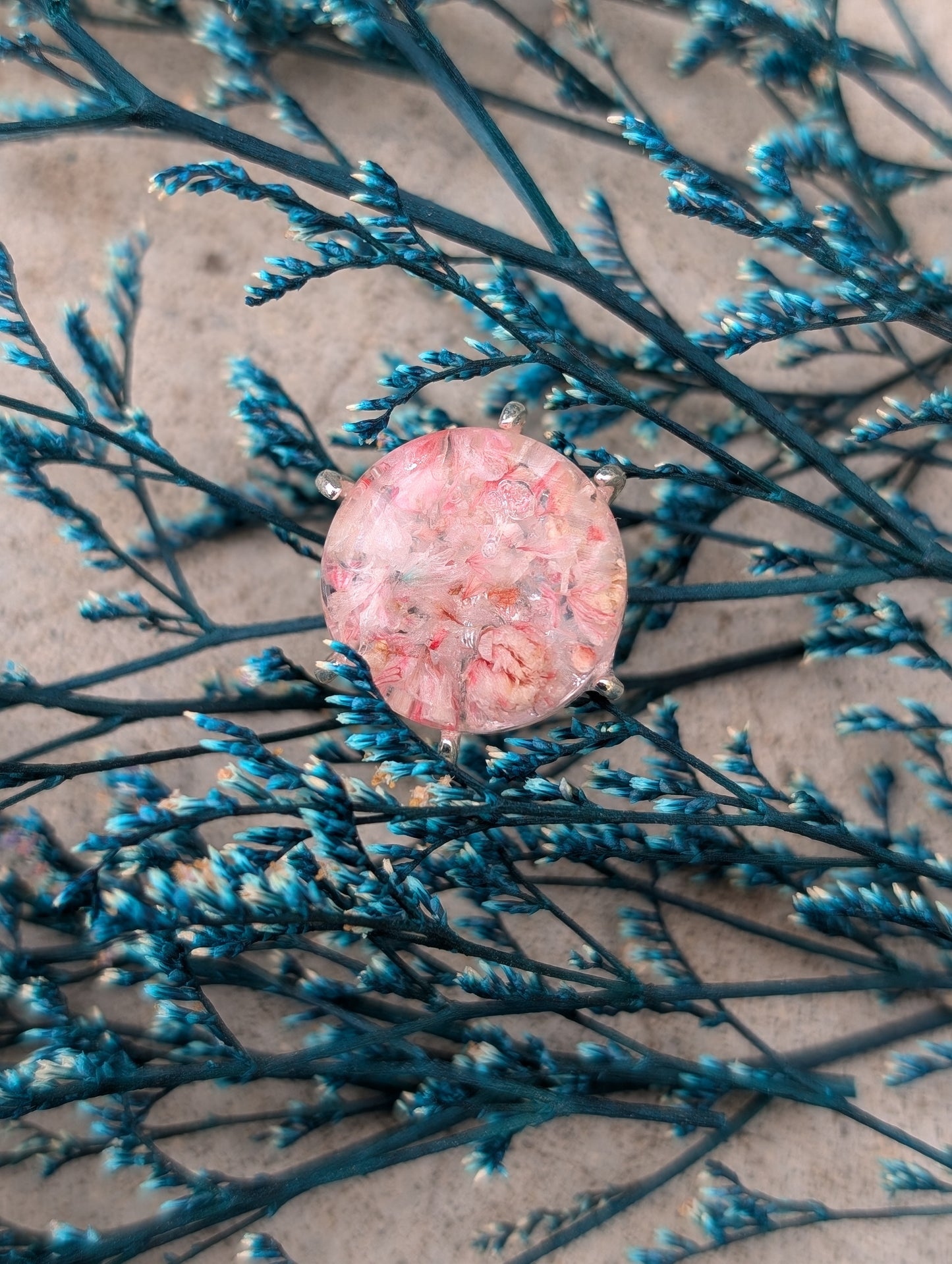 Ring „Blüten der Morgendämmerung“ – Handgefertigter Schmuck mit echten Blumen