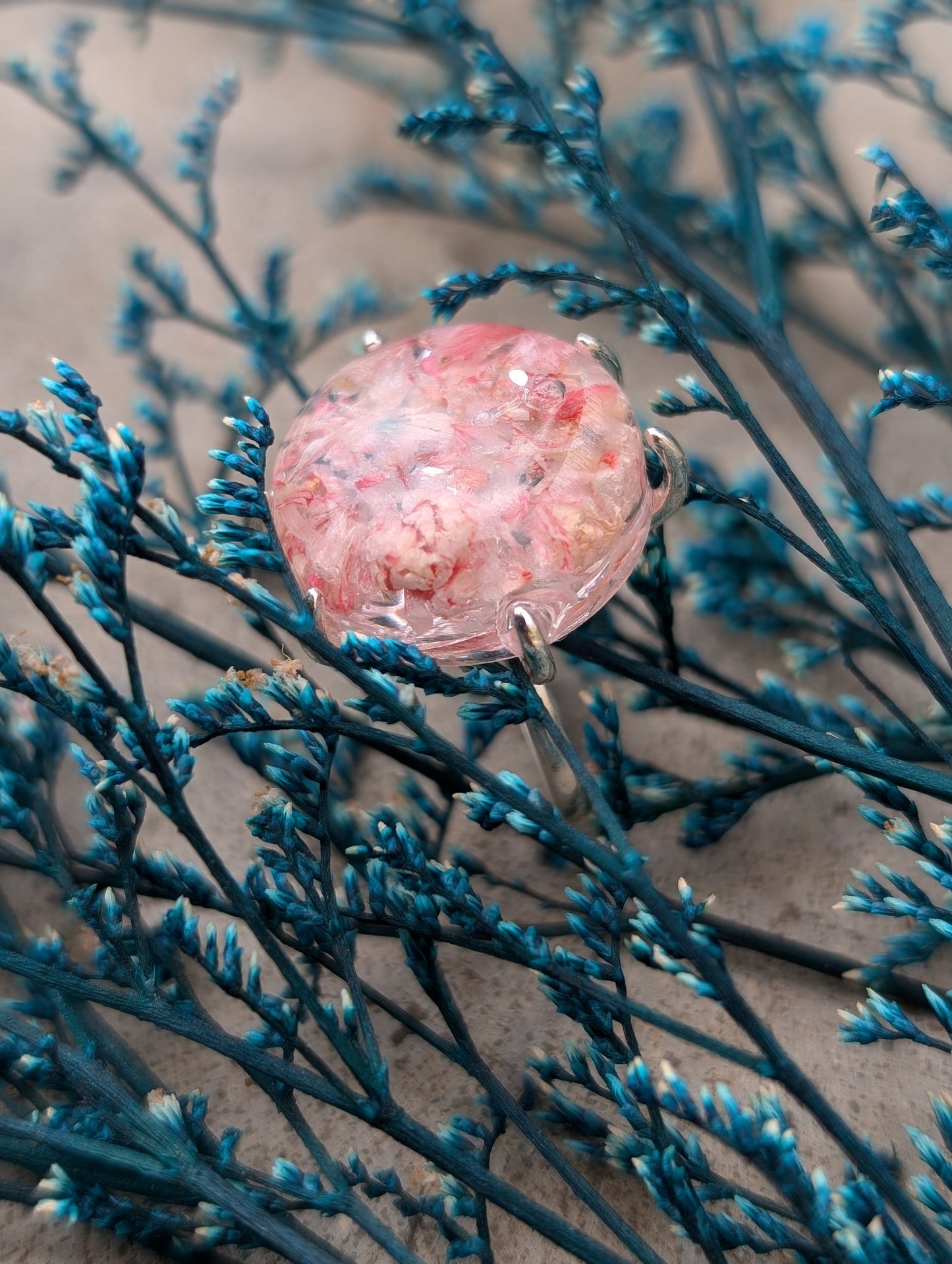 Ring „Blüten der Morgendämmerung“ – Handgefertigter Schmuck mit echten Blumen