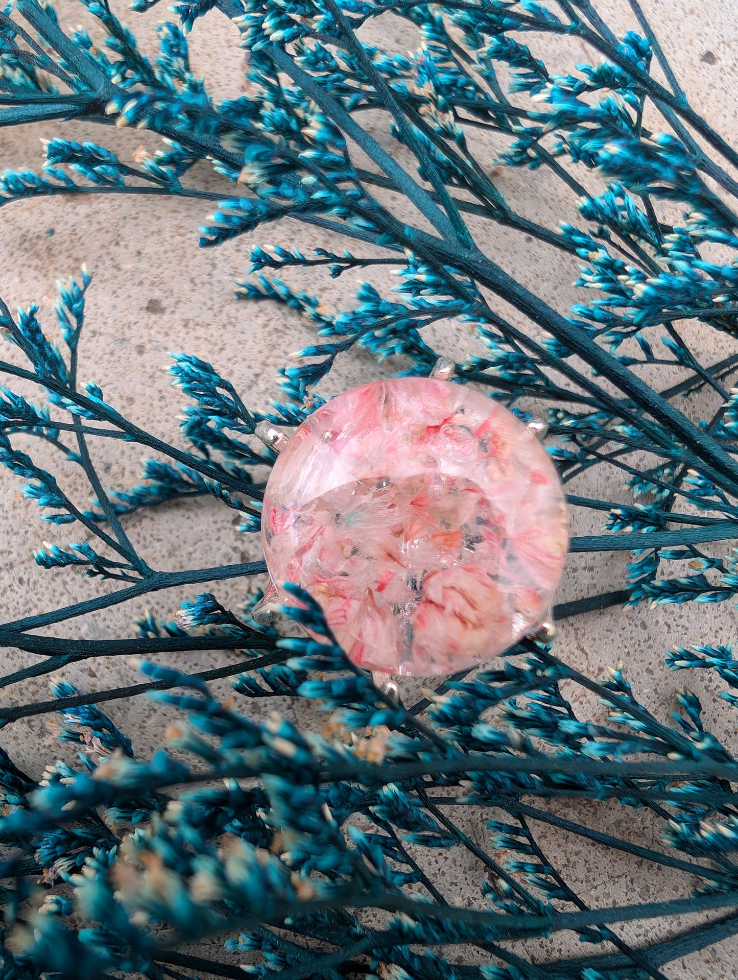 Ring „Blüten der Morgendämmerung“ – Handgefertigter Schmuck mit echten Blumen