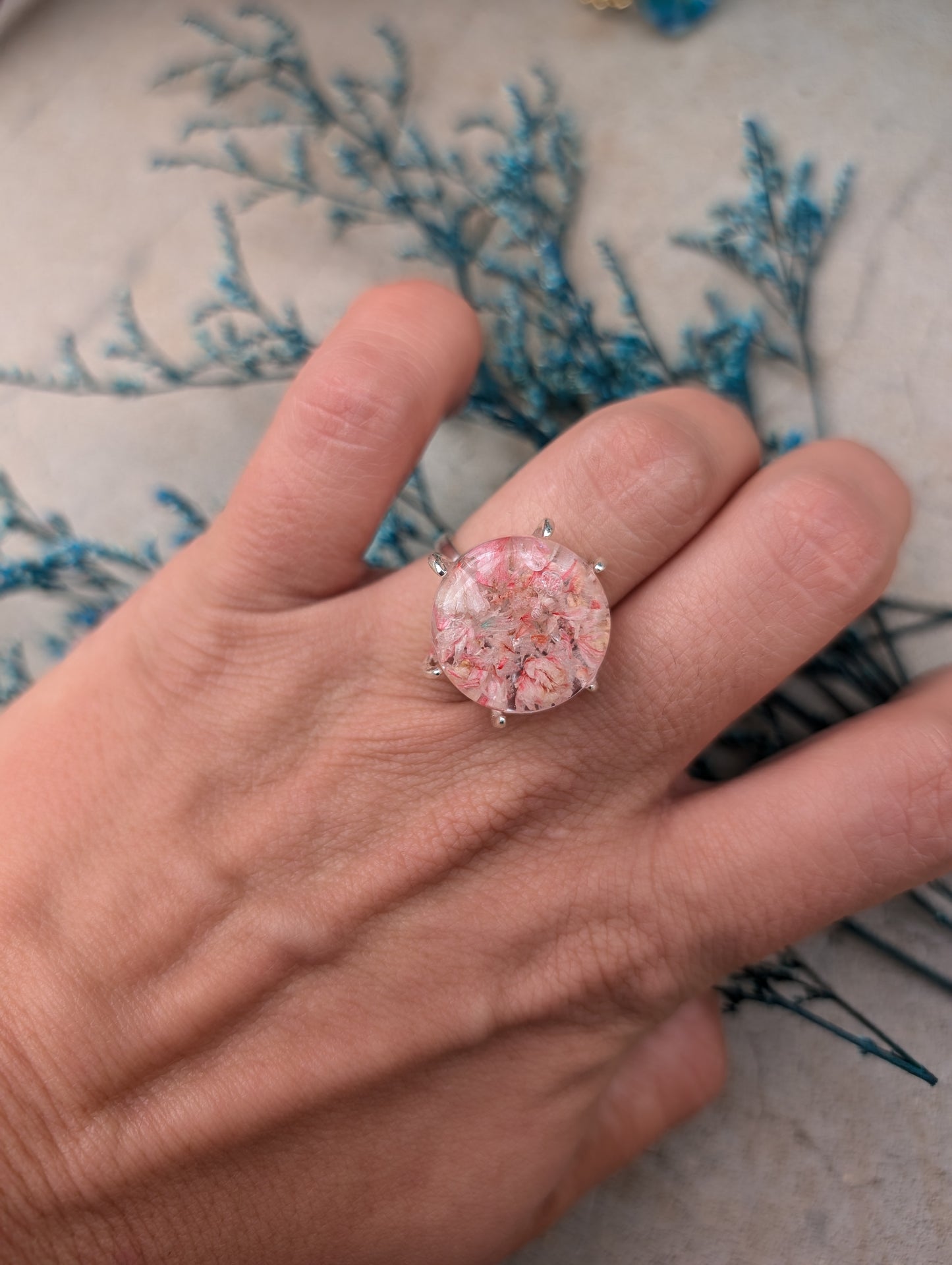 Ring „Blüten der Morgendämmerung“ – Handgefertigter Schmuck mit echten Blumen