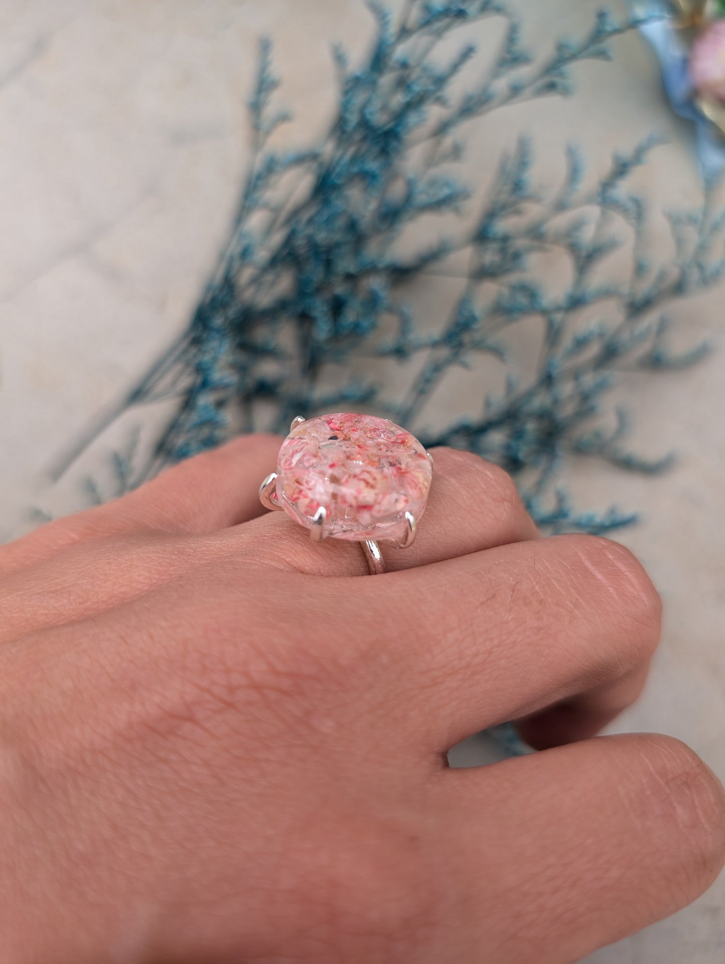 Ring „Blüten der Morgendämmerung“ – Handgefertigter Schmuck mit echten Blumen