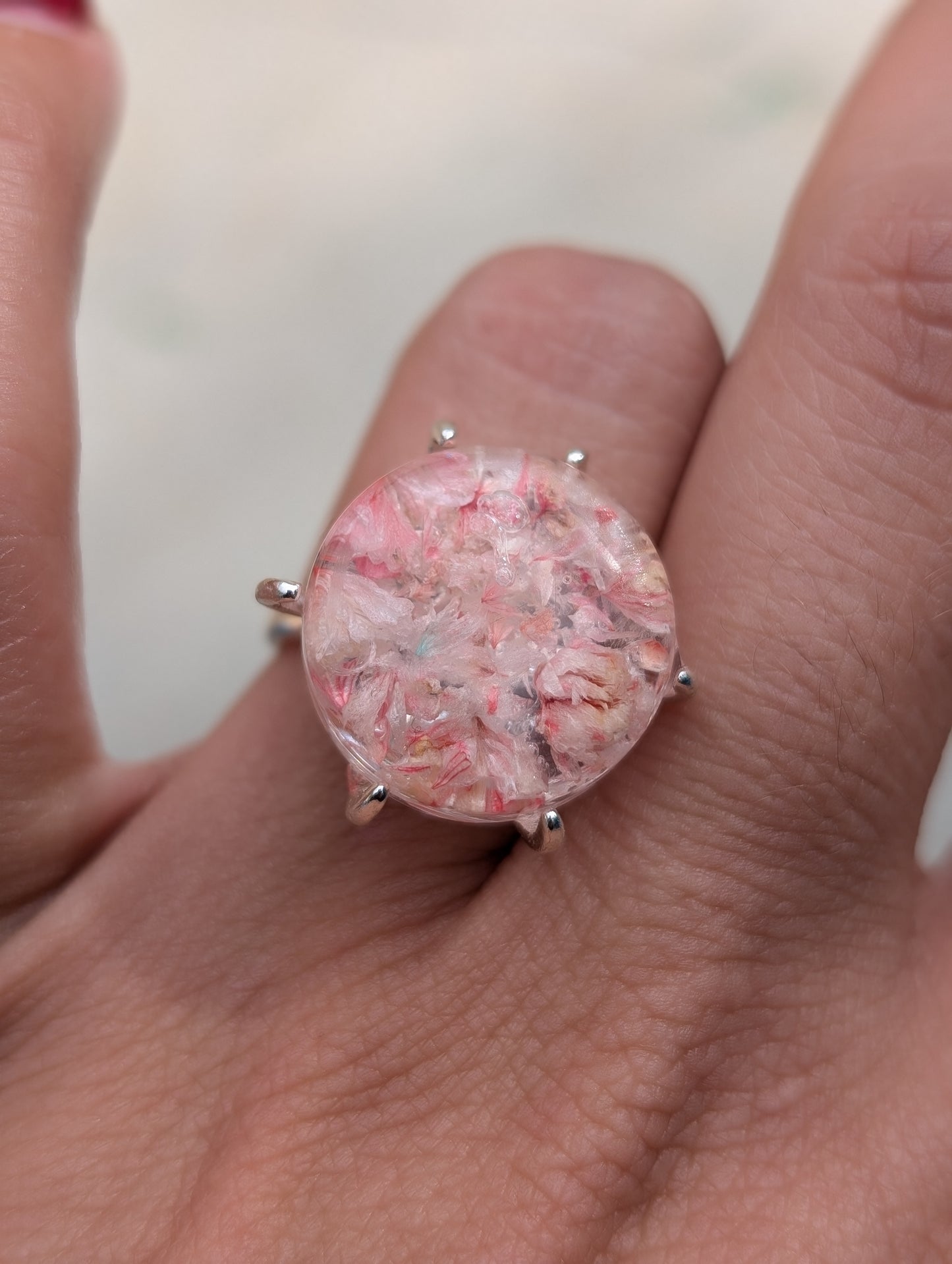 Ring „Blüten der Morgendämmerung“ – Handgefertigter Schmuck mit echten Blumen