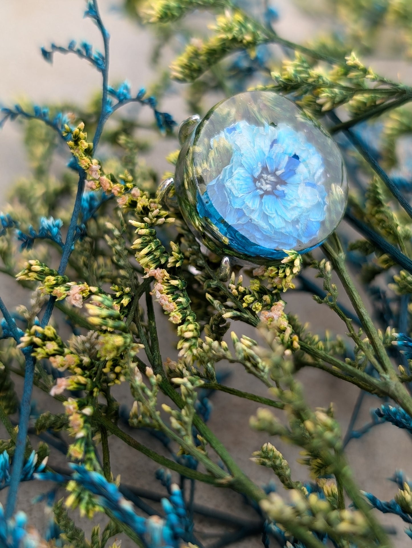 Blauer Blütenring – Echte Blume in silberfarbener Fassung eingeschlossen