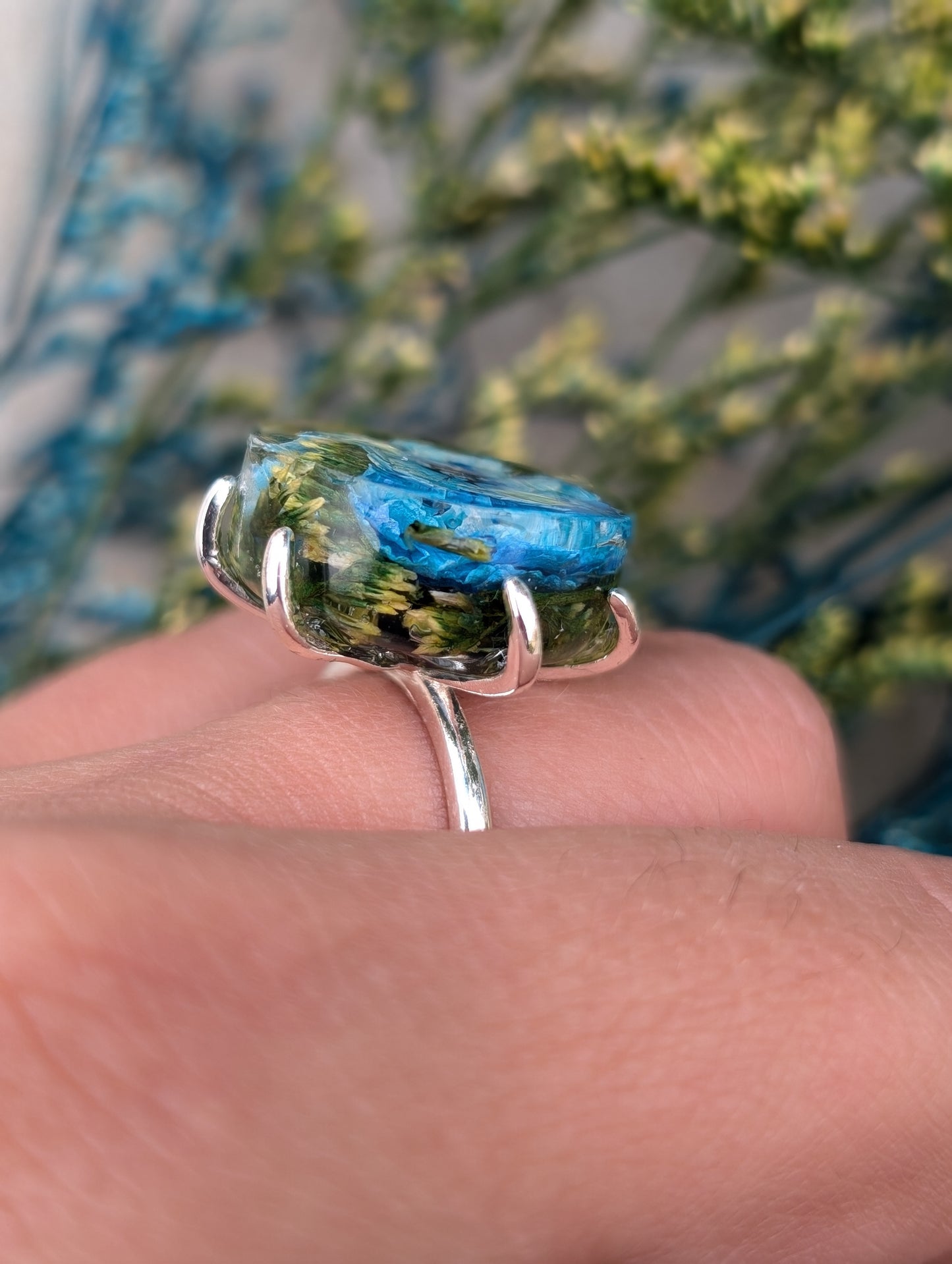 Blauer Blütenring – Echte Blume in silberfarbener Fassung eingeschlossen