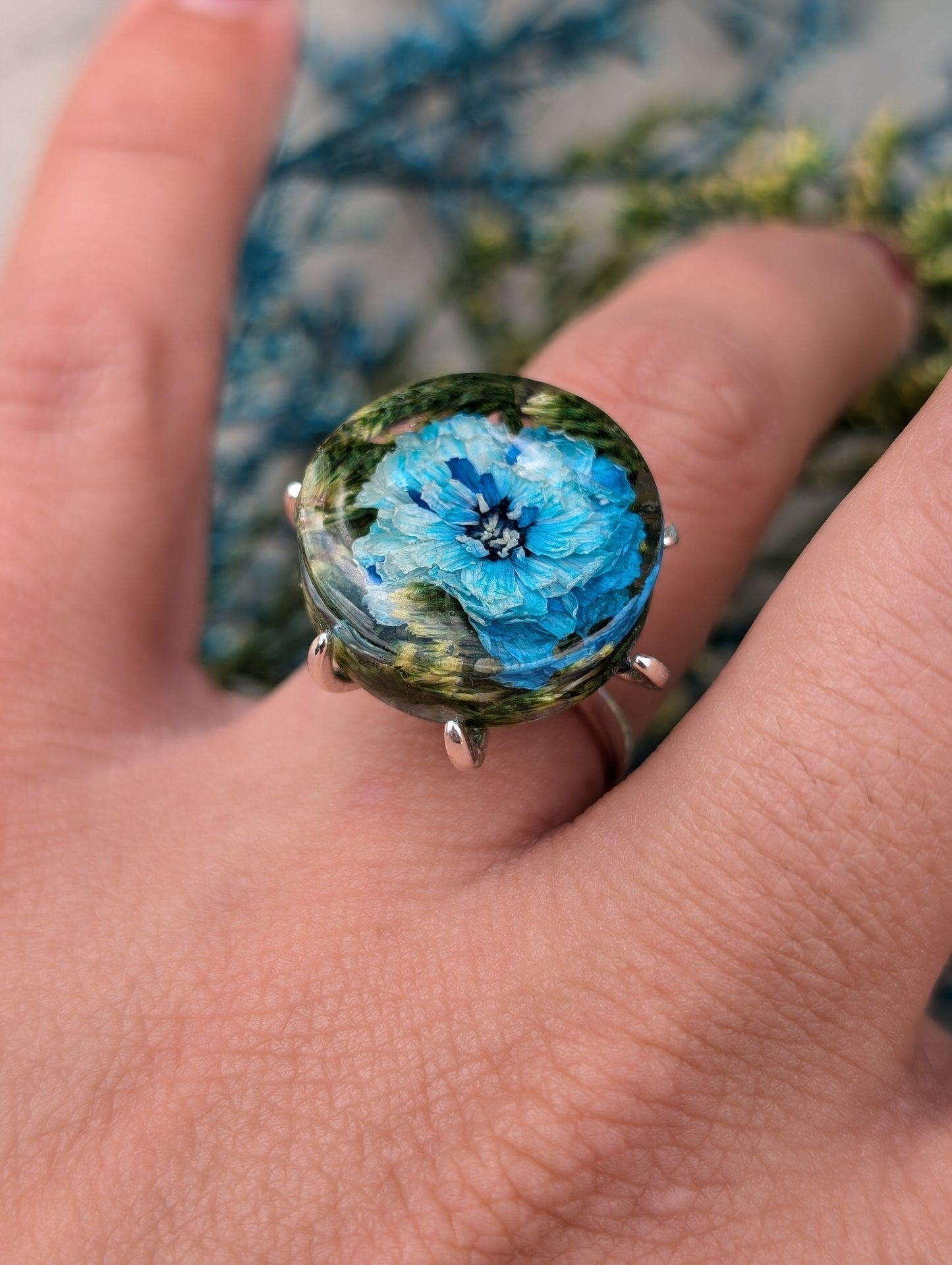 Blauer Blütenring – Echte Blume in silberfarbener Fassung eingeschlossen