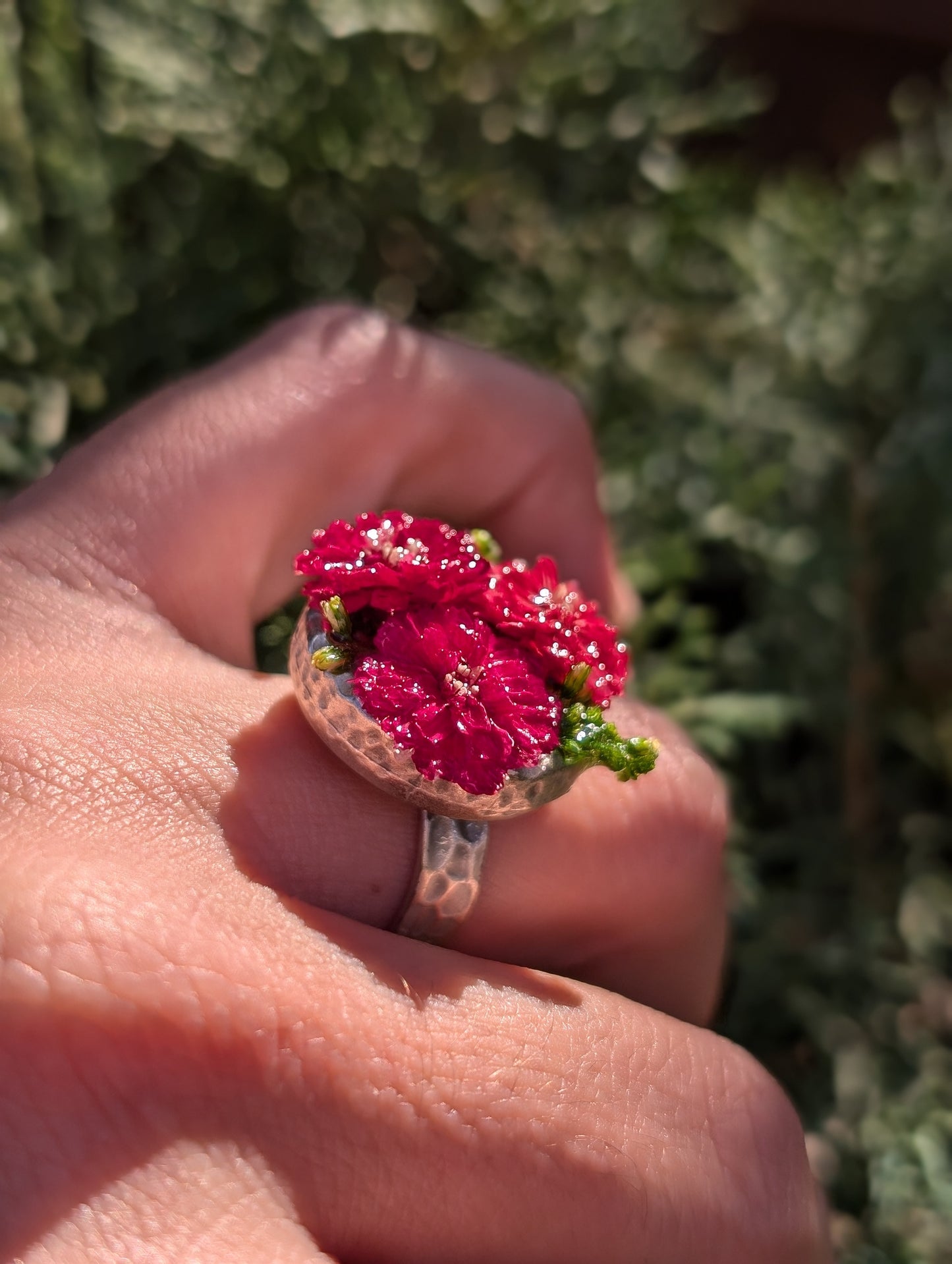 Ohrringe „Blütenkelch“ – Blumen in Rosa und Licht eingefasst