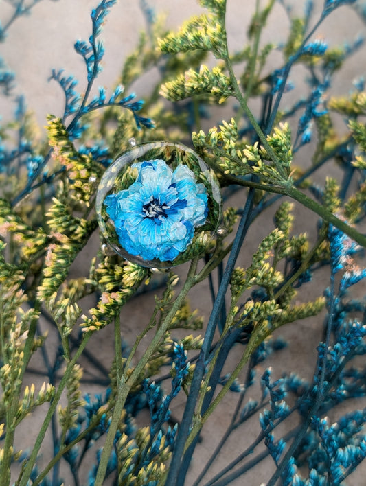 Blauer Blütenring – Echte Blume in silberfarbener Fassung eingeschlossen