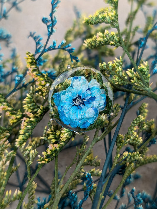 Blauer Blütenring – Echte Blume in silberfarbener Fassung eingeschlossen