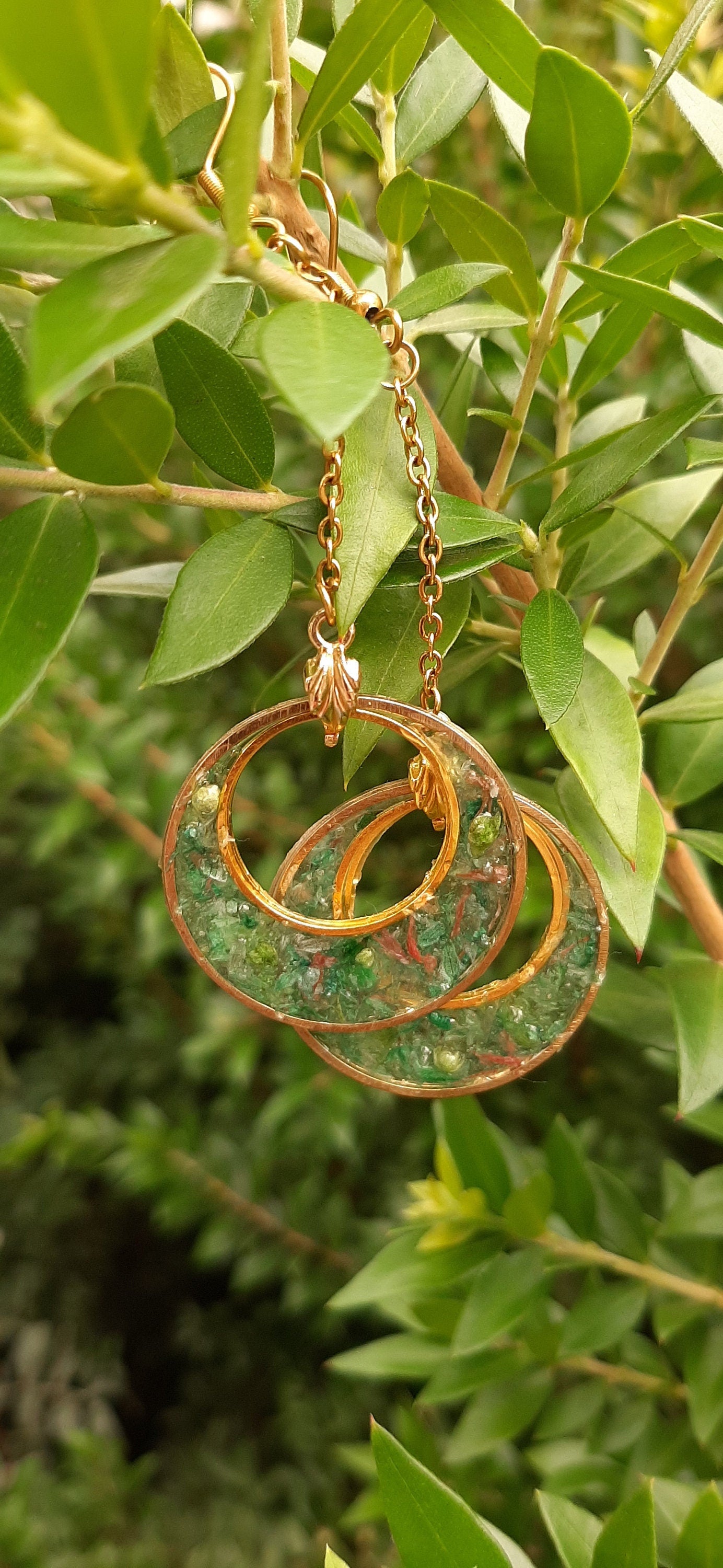 Arracades “Cercles de Bosc” – Pètals verds flotants en resina daurada