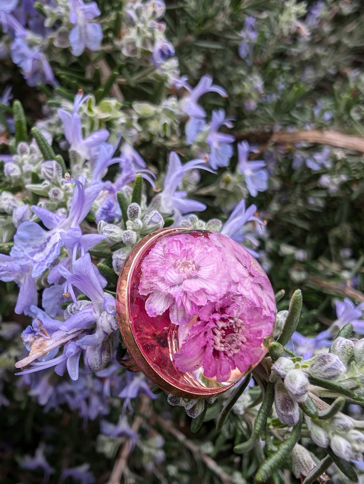 Ring „Geheimer Garten“ – Rosa Blüte in Harz konserviert