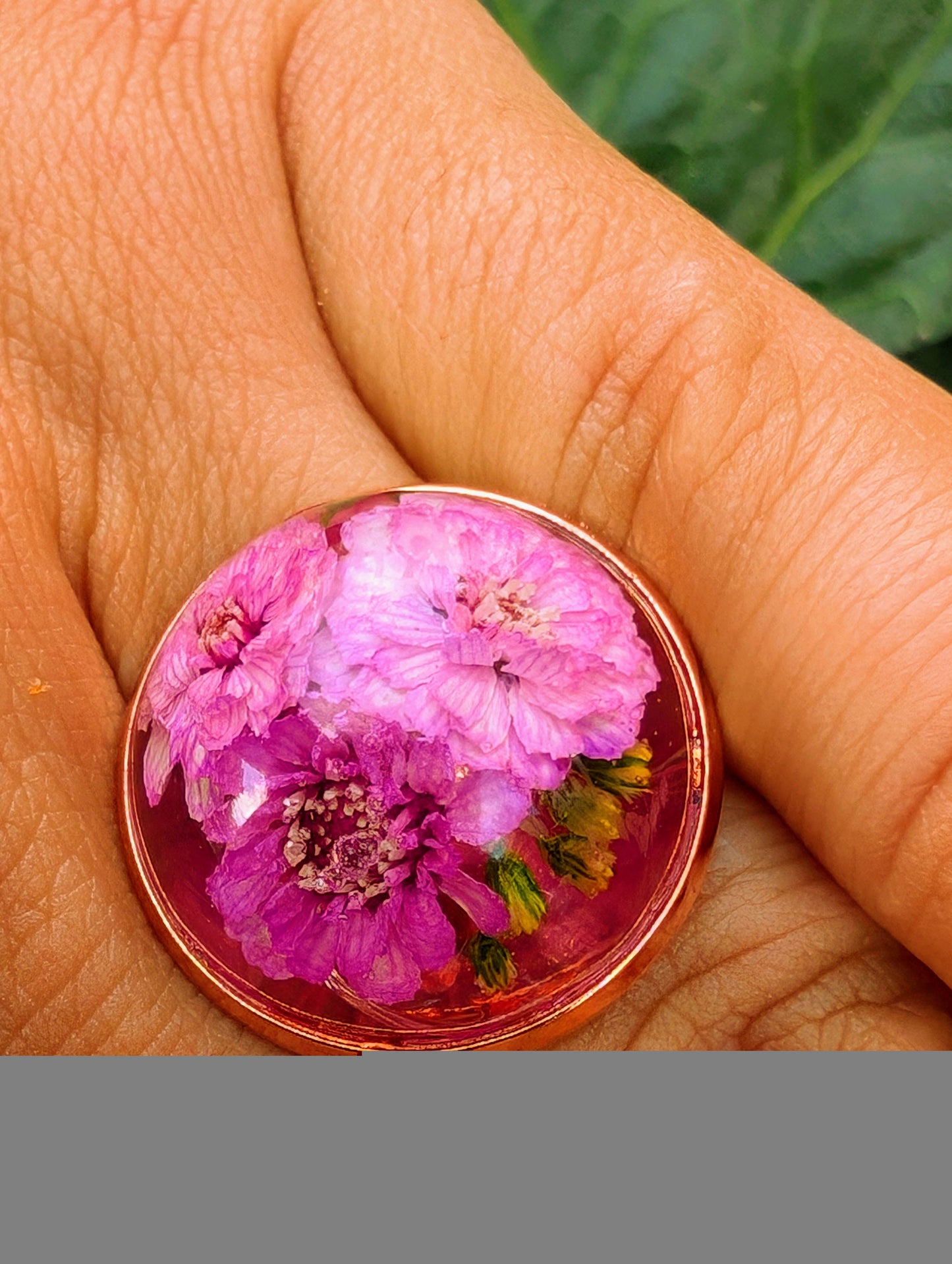 Ring „Geheimer Garten“ – Rosa Blüte in Harz konserviert