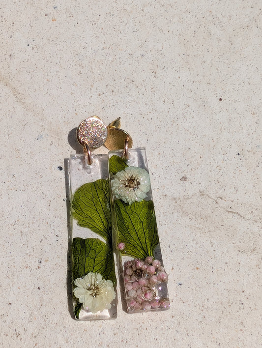 Handcrafted Resin Earrings with White and Pink Flowers – Unique Floral Design