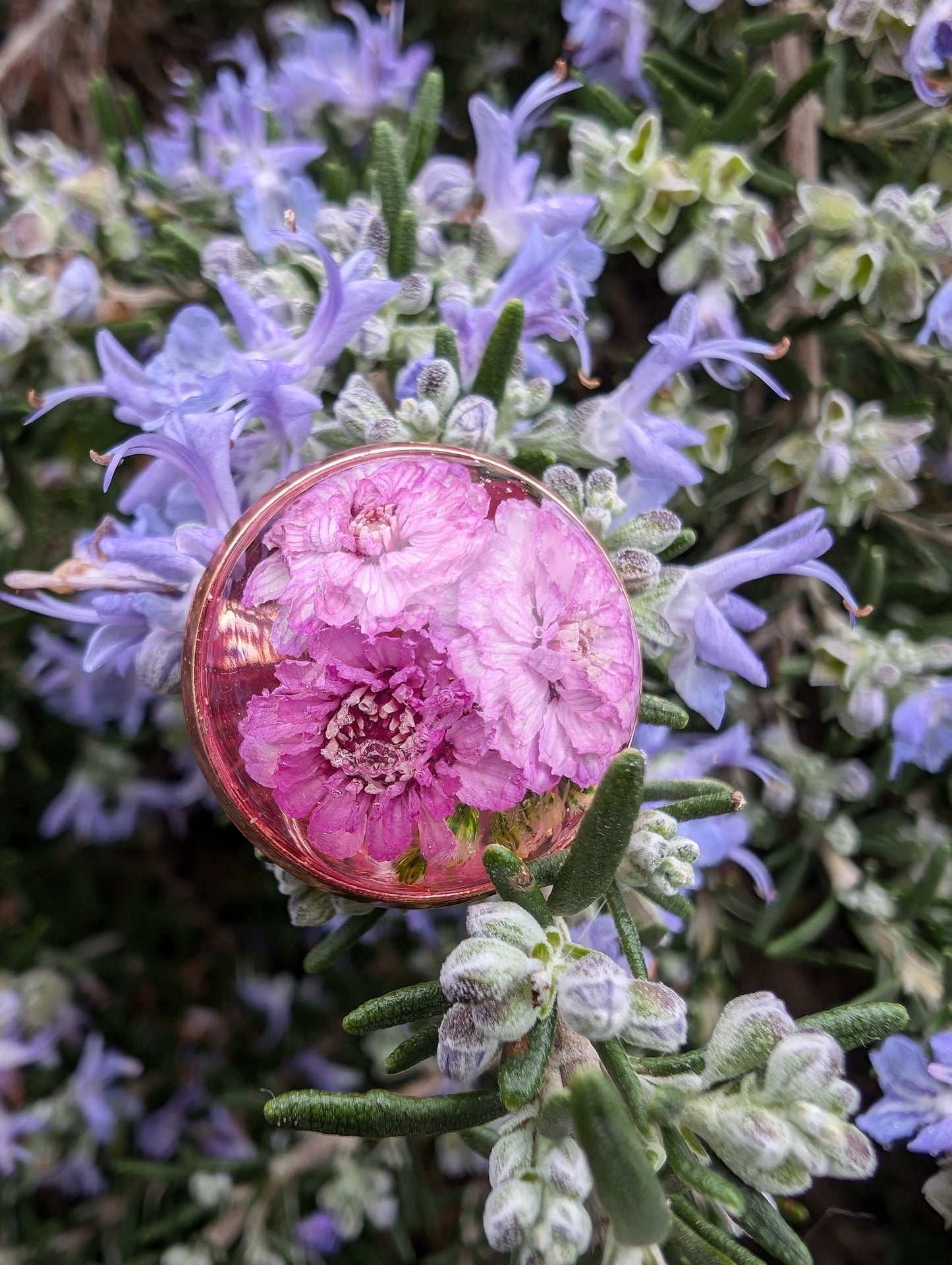 Ring „Geheimer Garten“ – Rosa Blüte in Harz konserviert
